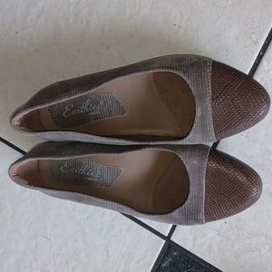 Earthies Size 7B EUC Taupe & Brown, don't fit like narrow shoes